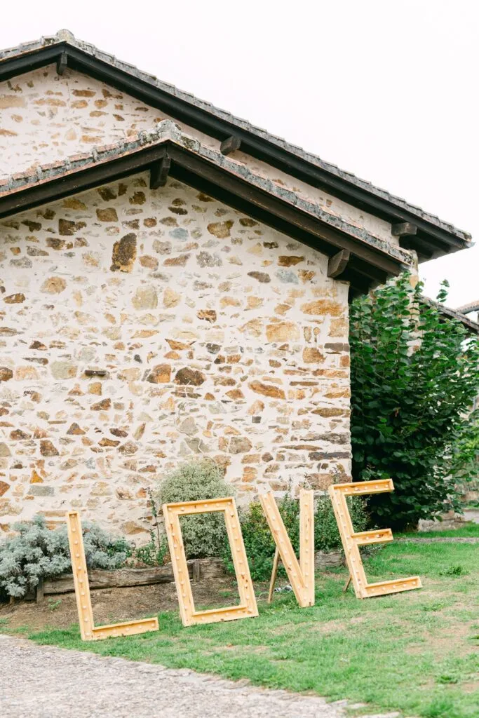 décoration LOVE devant gîte hameau du cruzeau