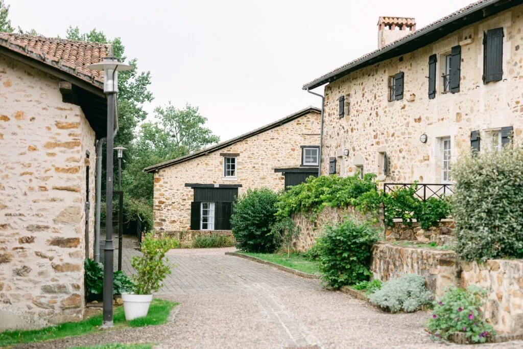 rue hameau du cruzeau avec végétation